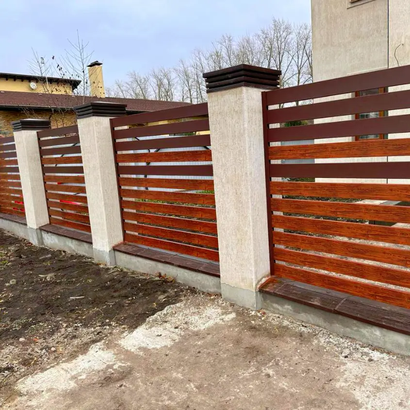 Фото 5 планкен Темный Дуб, RAL 8017 МАТТЕ Шоколад на заборе ранчо