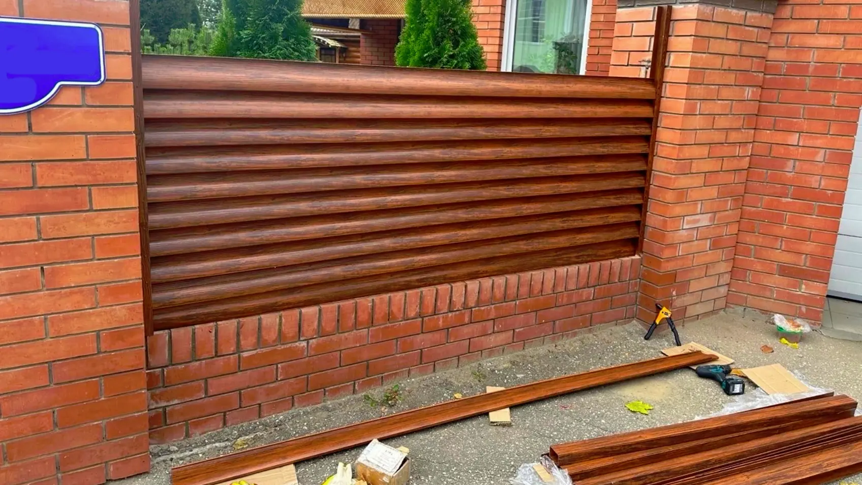 Фото 4 забор еврожалюзи Темный Дуб 3D с металлопланкеном