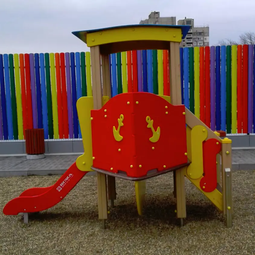 Фото 5 Штакетник Полукруглый в цветах радуги на детской площадке